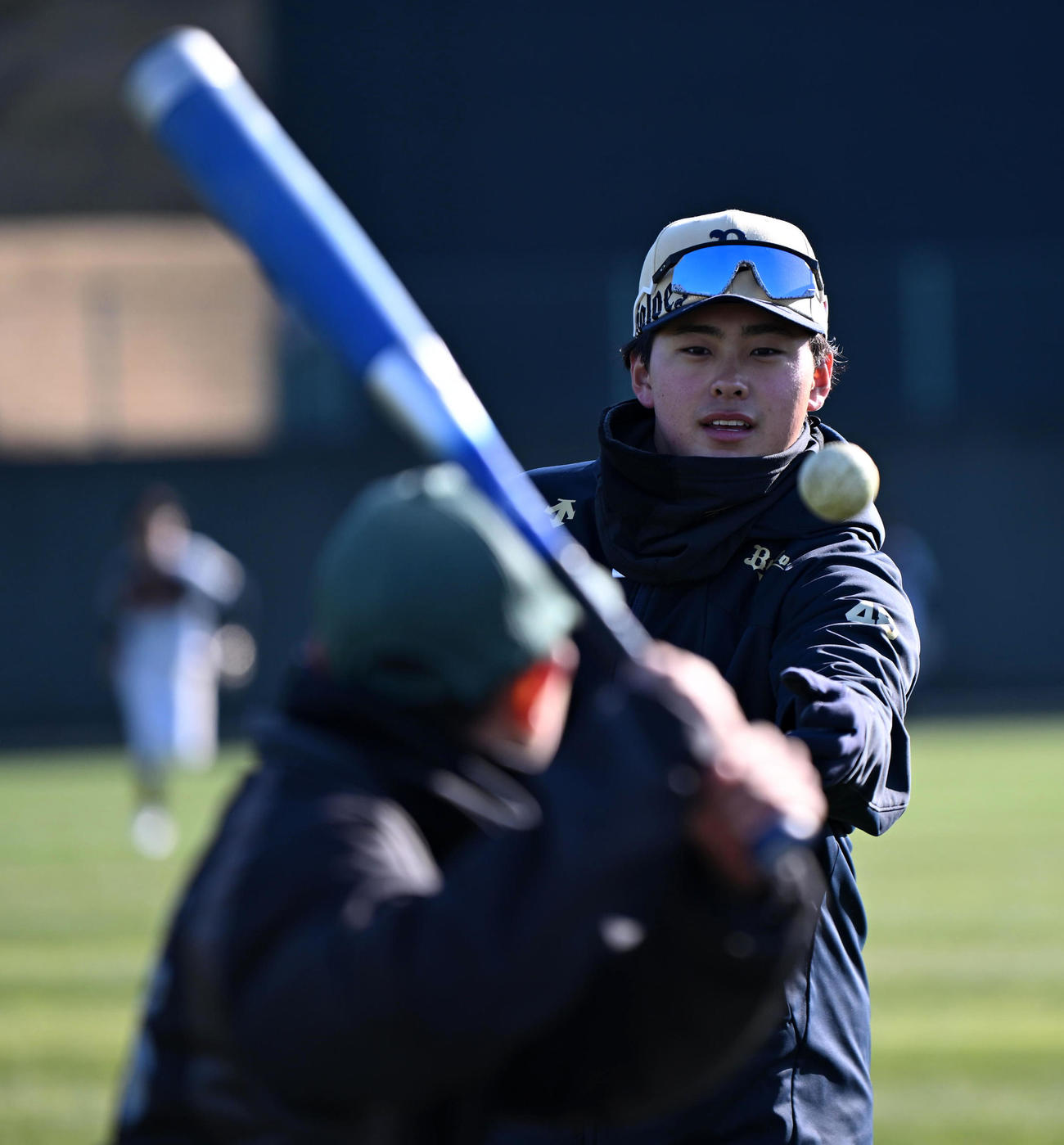 野球教室でトスをするオリックス東松（撮影・前岡正明）