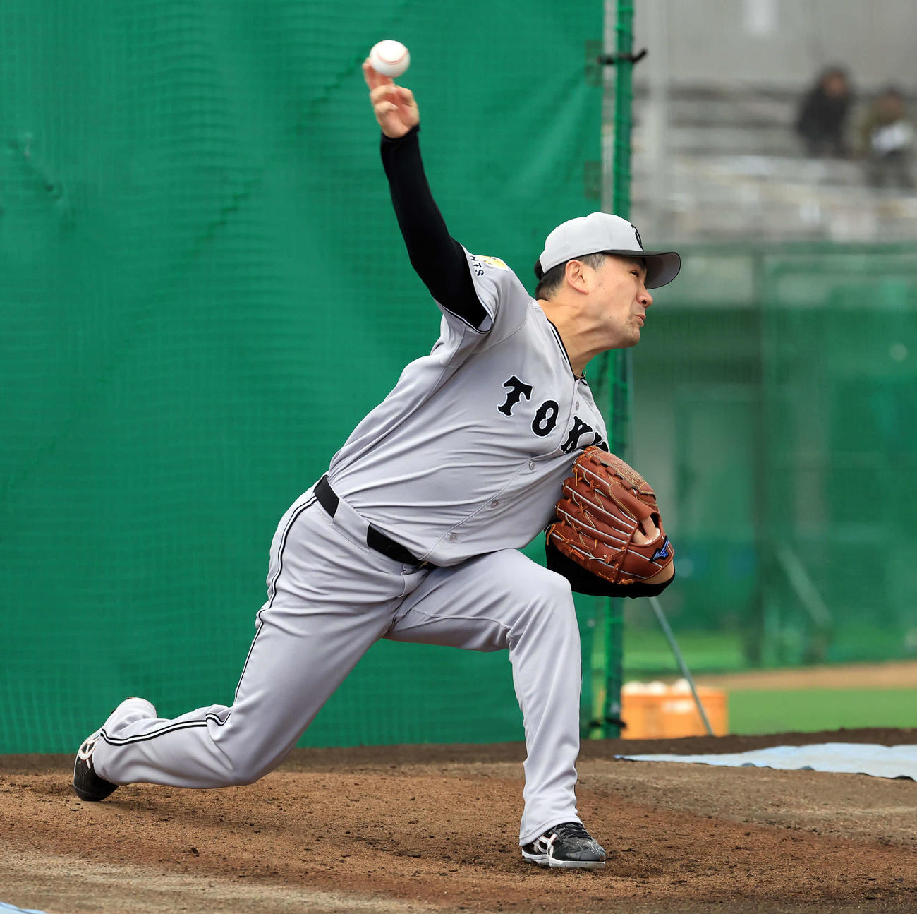 キャンプ8日目、ブルペン投球する巨人田中将（撮影・浅見桂子）
