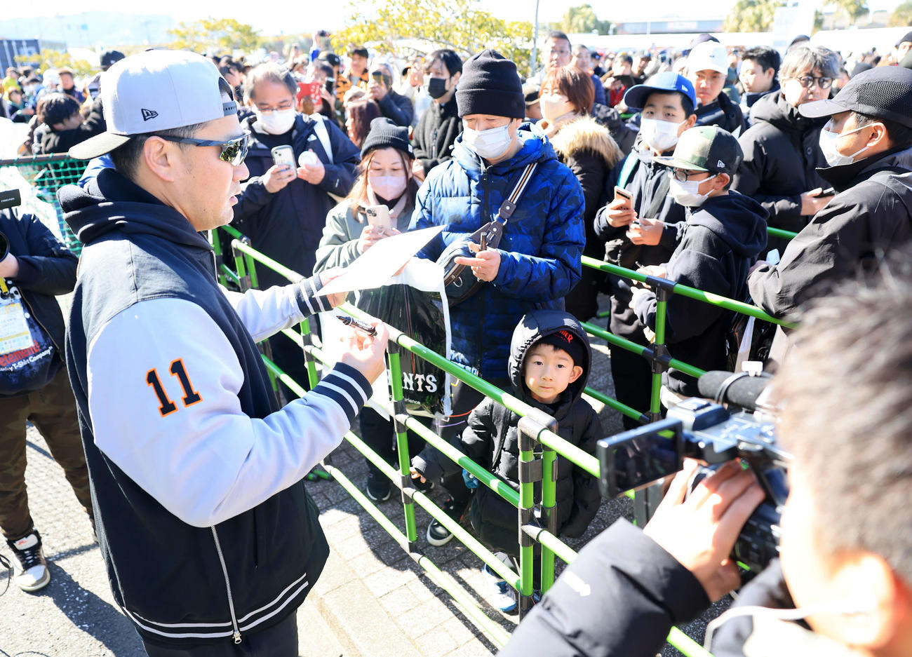 キャンプ8日目、サイン会で大勢のファンにサインする巨人田中将（撮影・浅見桂子）
