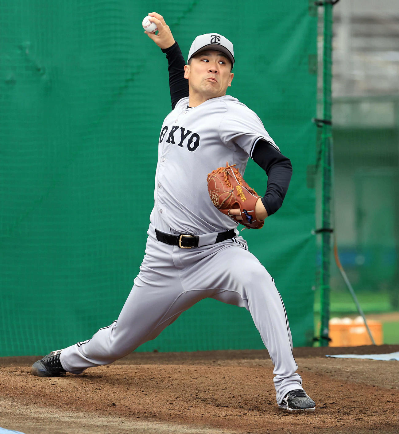 キャンプ8日目、ブルペン投球する巨人田中将（撮影・浅見桂子）