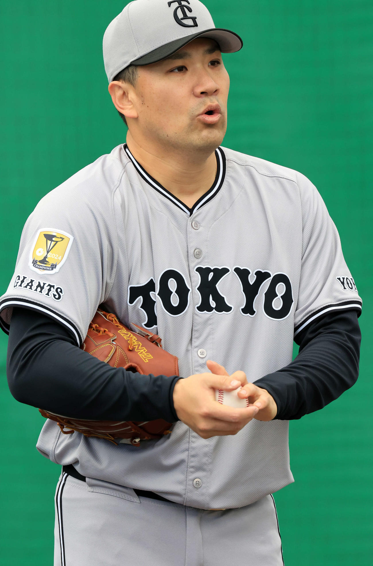 キャンプ8日目、ブルペン投球前、息を吐く巨人田中将（撮影・浅見桂子）