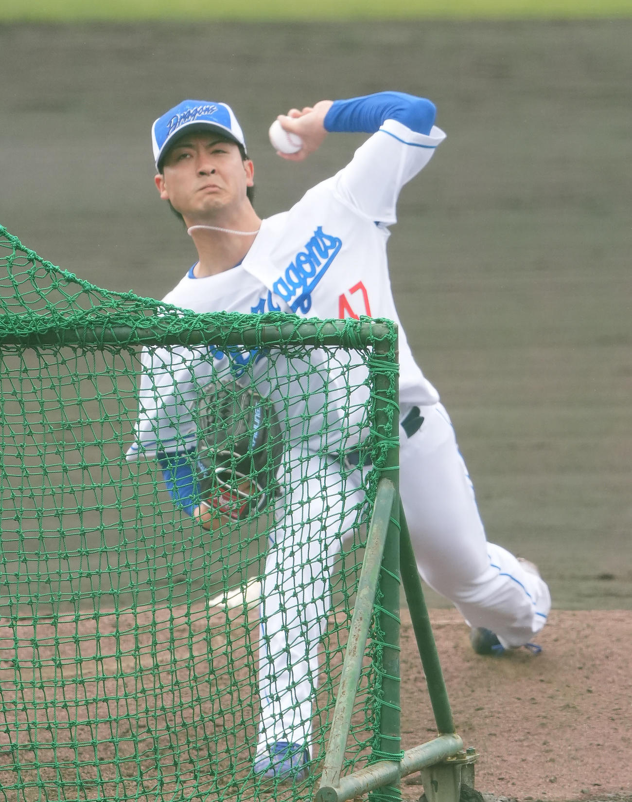 打撃投手に登板する吉田（撮影・森本幸一）