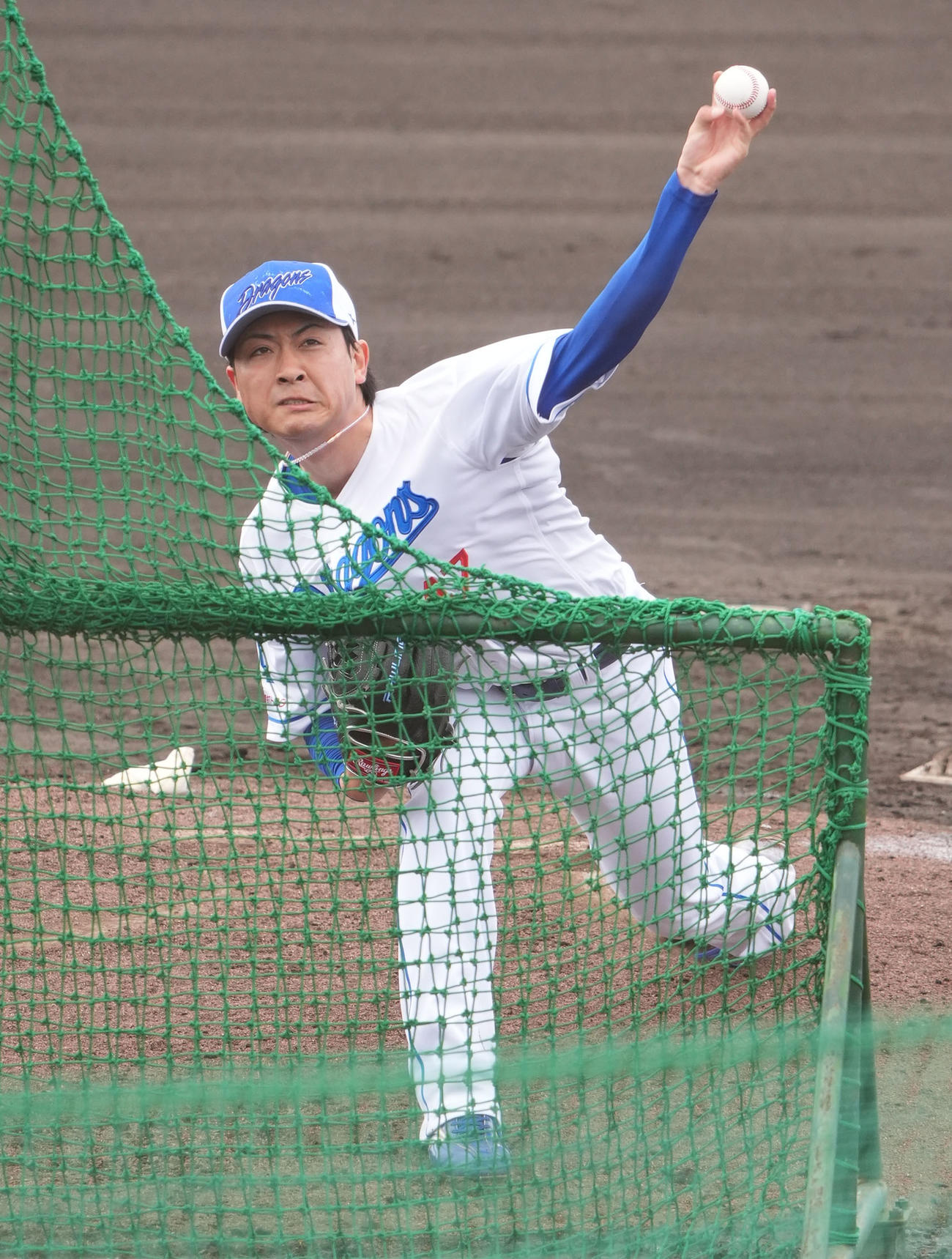 打撃投手に登板する吉田（撮影・森本幸一）