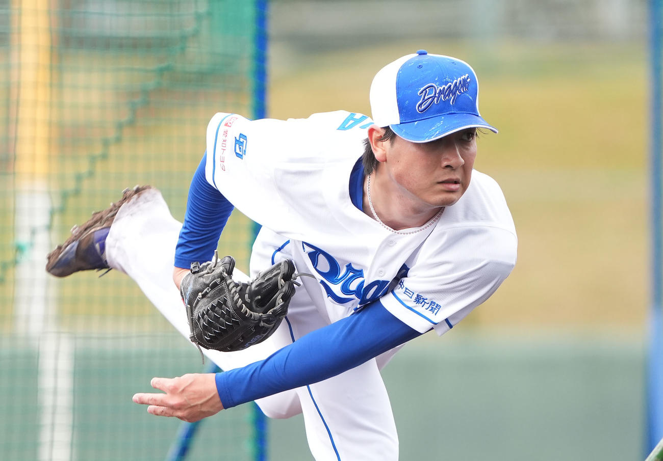 打撃投手に登板する吉田（撮影・森本幸一）