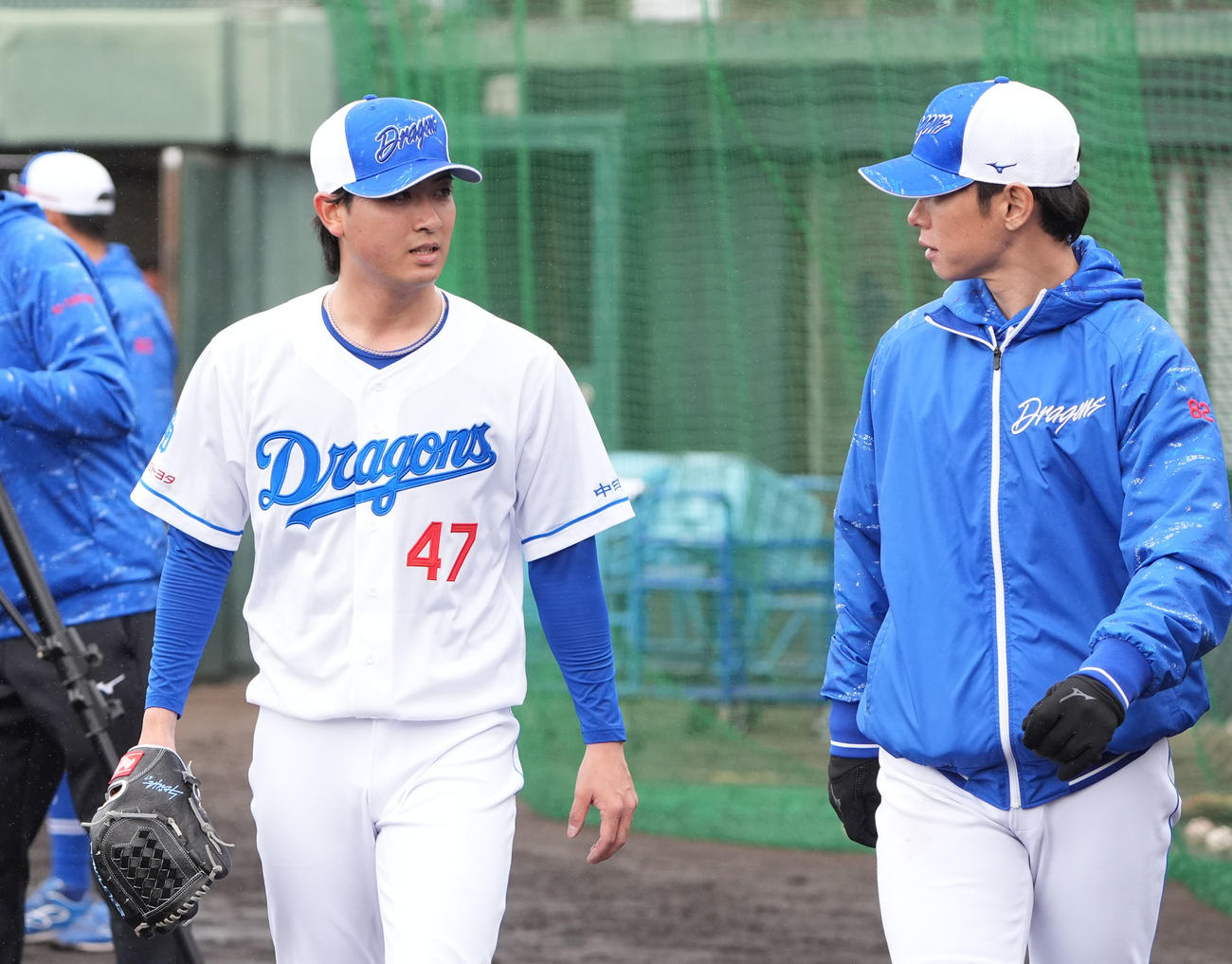 打撃投手に登板後、浅尾投手コーチと言葉を交わす吉田（左）（撮影・森本幸一）