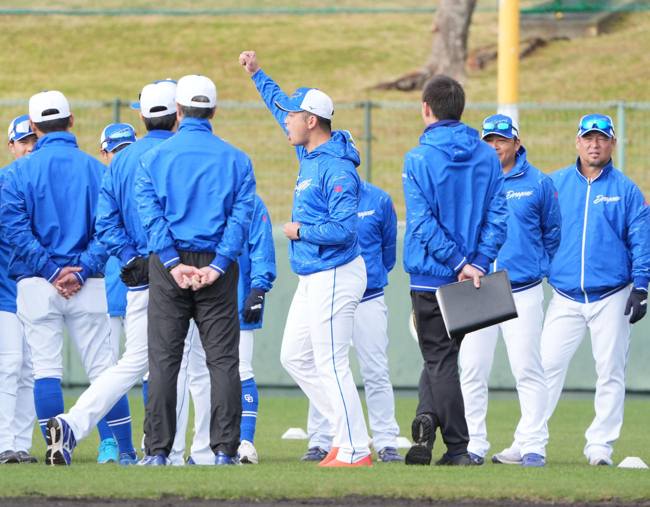 練習開始前、声出しを行う松山（中央）（撮影・森本幸一）