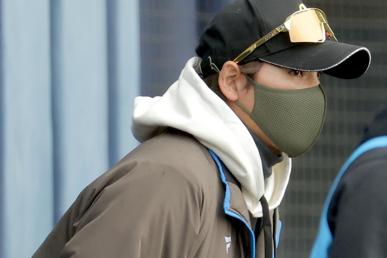 紅白戦　戦況を見守る日本ハム新庄監督（撮影・河田真司）