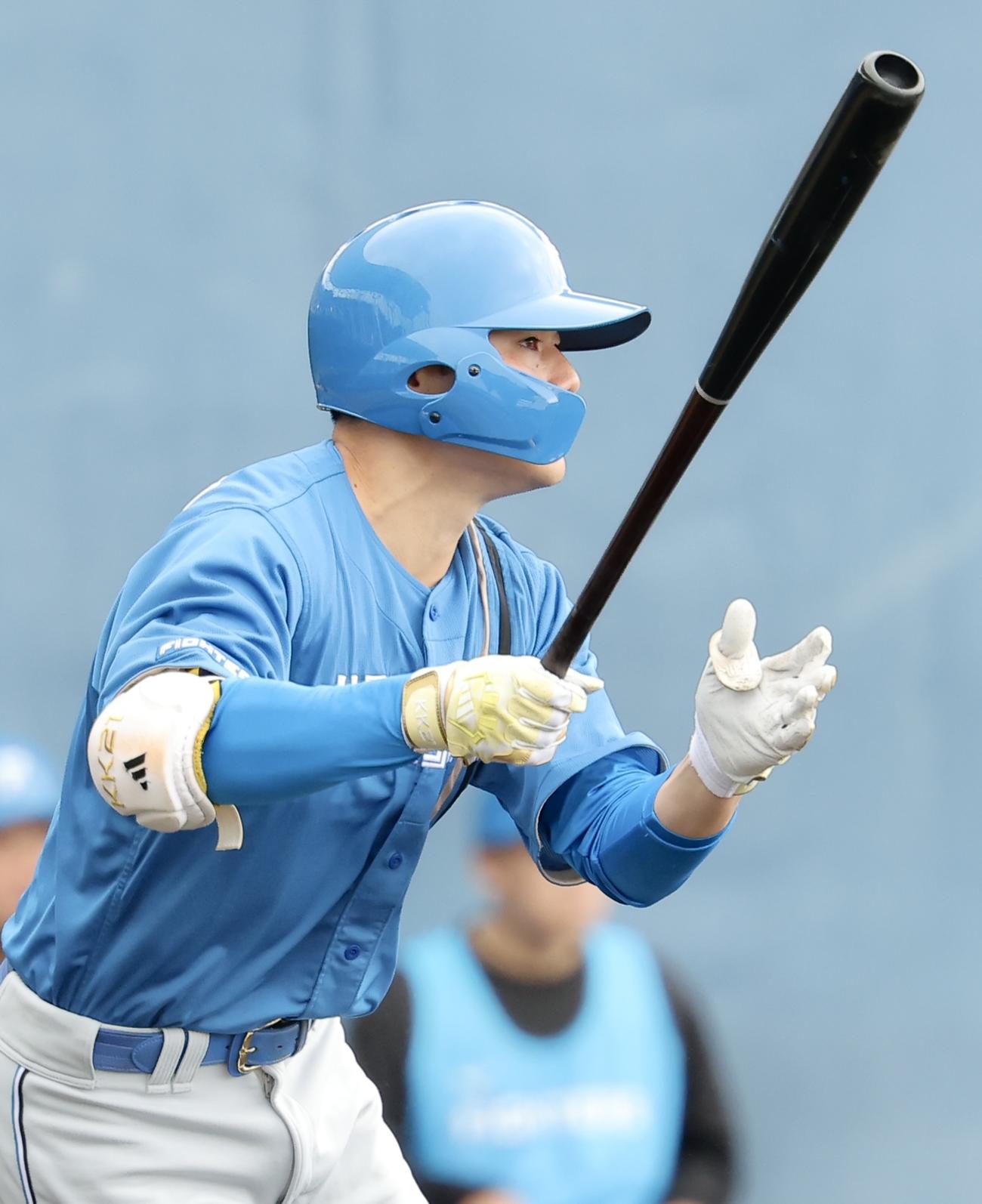 紅白戦　6回表、右中間に適時二塁打を放つ日本ハム清宮幸（撮影・河田真司）