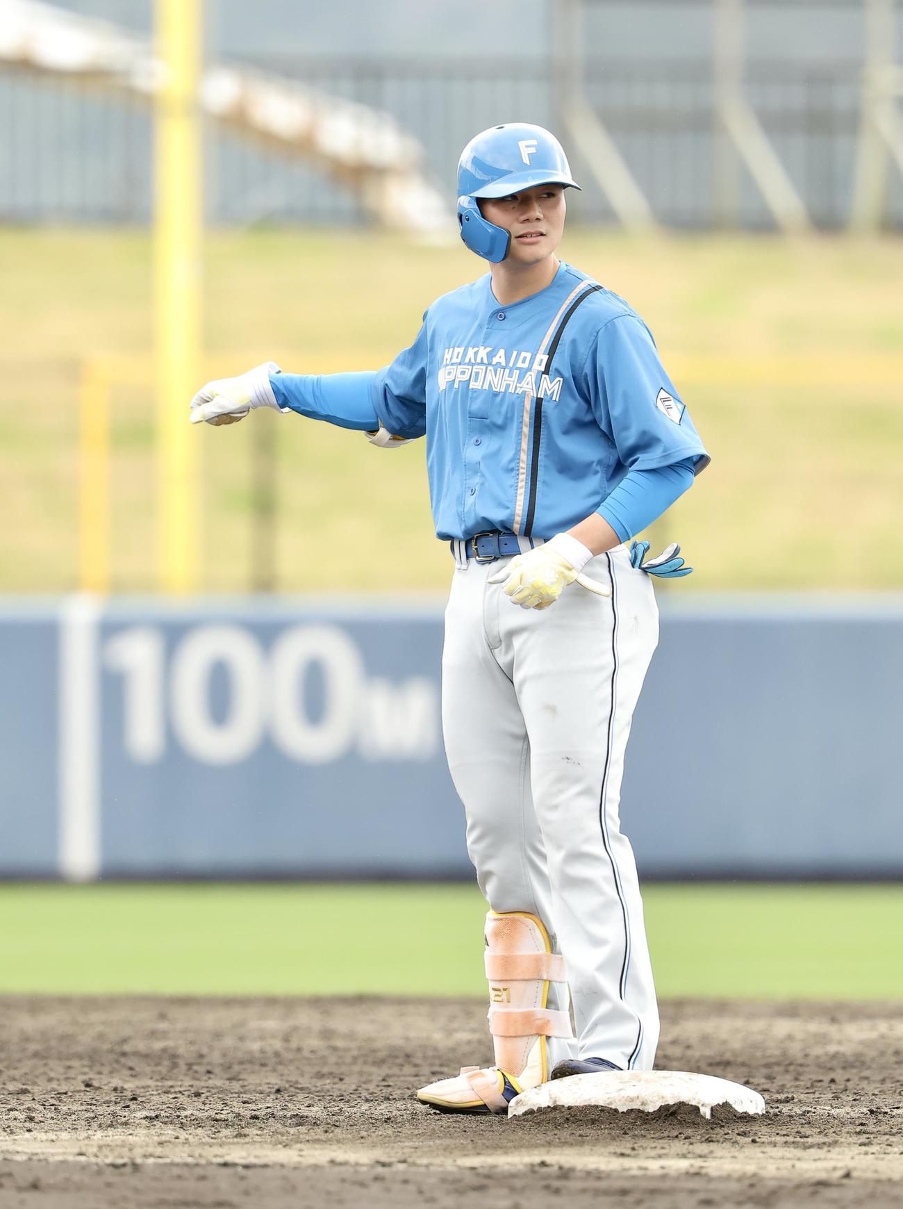 紅白戦　6回表、右中間に適時二塁打を放ち出塁する日本ハム清宮幸（撮影・河田真司）