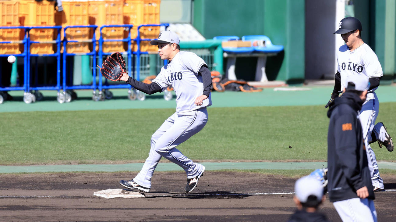 キャンプ8日目、シート打撃で、巨人泉口（右）を一塁ゴロに仕留め一塁カバーに入る石川（撮影・浅見桂子）