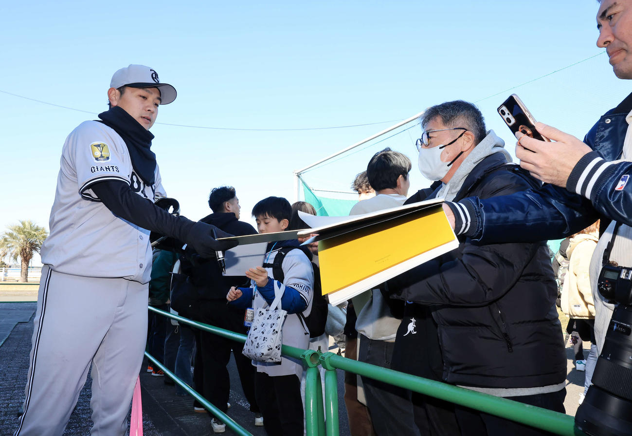 キャンプ8日目、ファンにサインする巨人石川（撮影・浅見桂子）