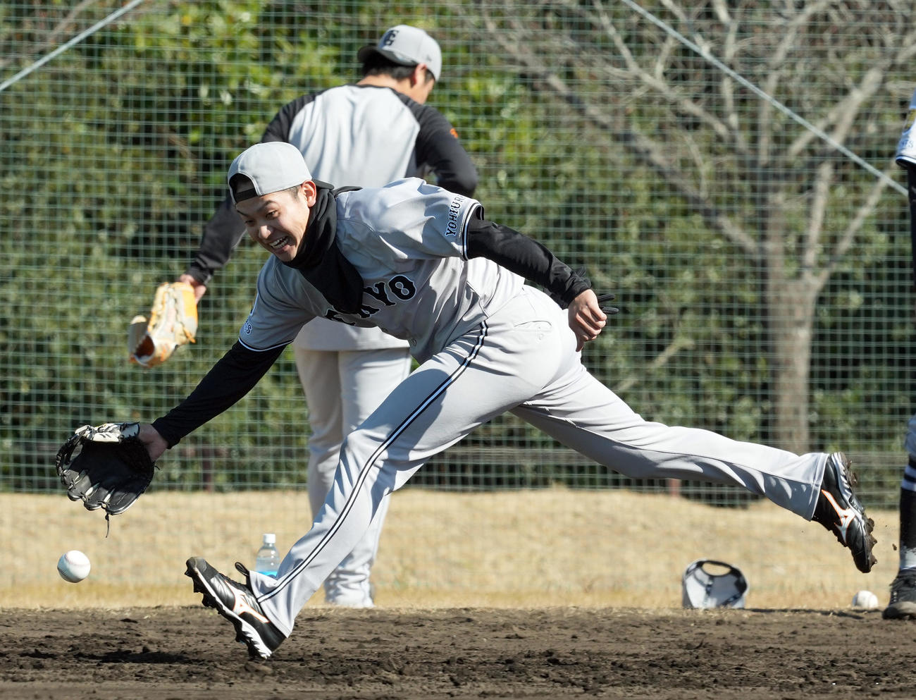 ノックを受ける巨人石川（撮影・たえ見朱実）