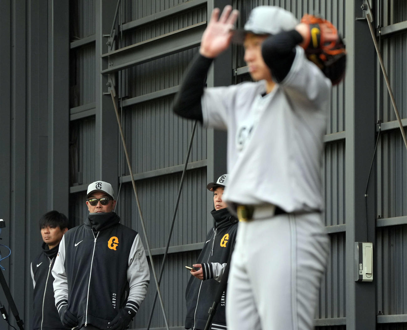 ブルペンで投球練習を行った大勢を見る巨人阿部監督（撮影・たえ見朱実）