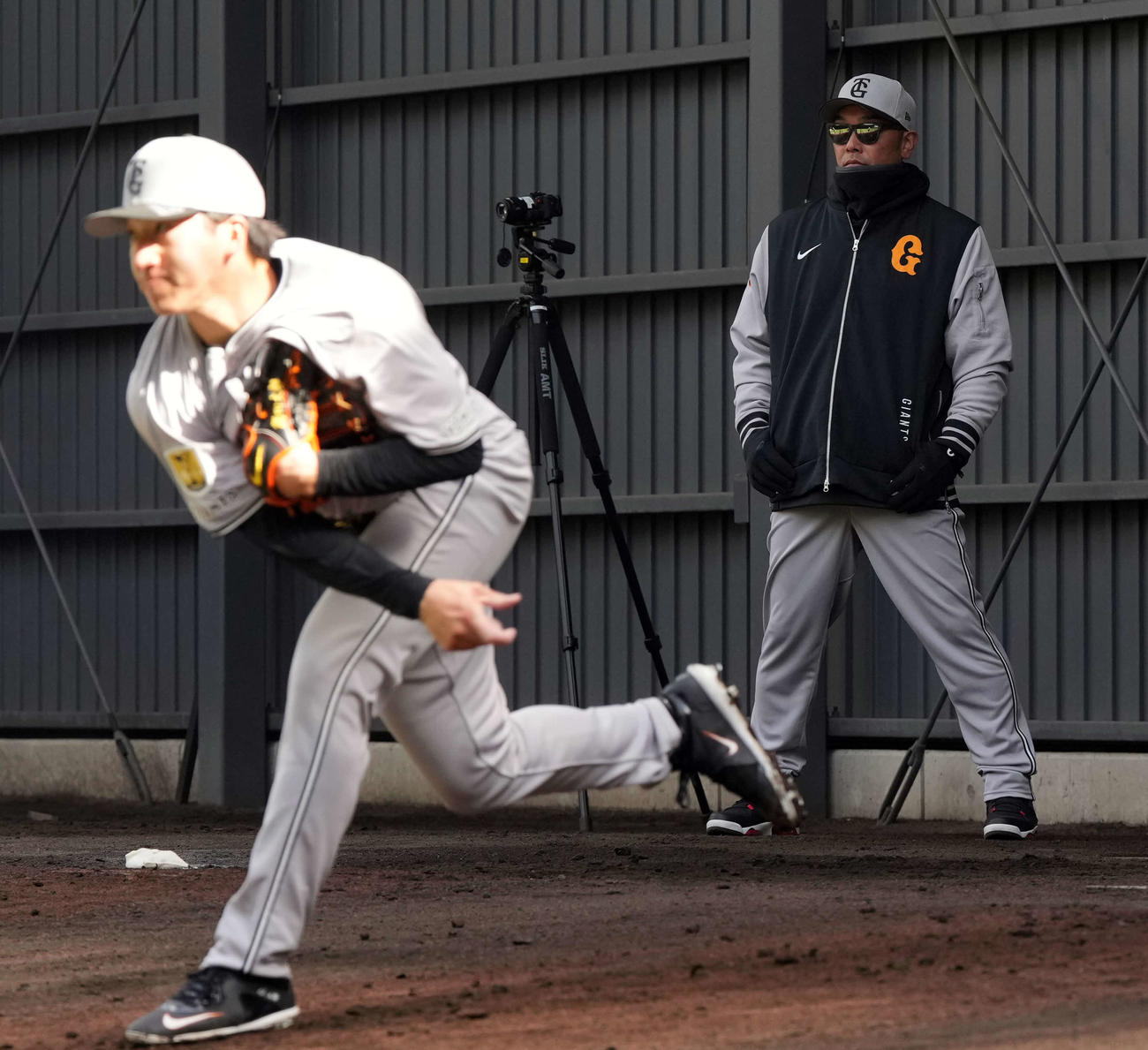 ブルペンで投球練習を行った大勢を見る巨人阿部監督（撮影・たえ見朱実）