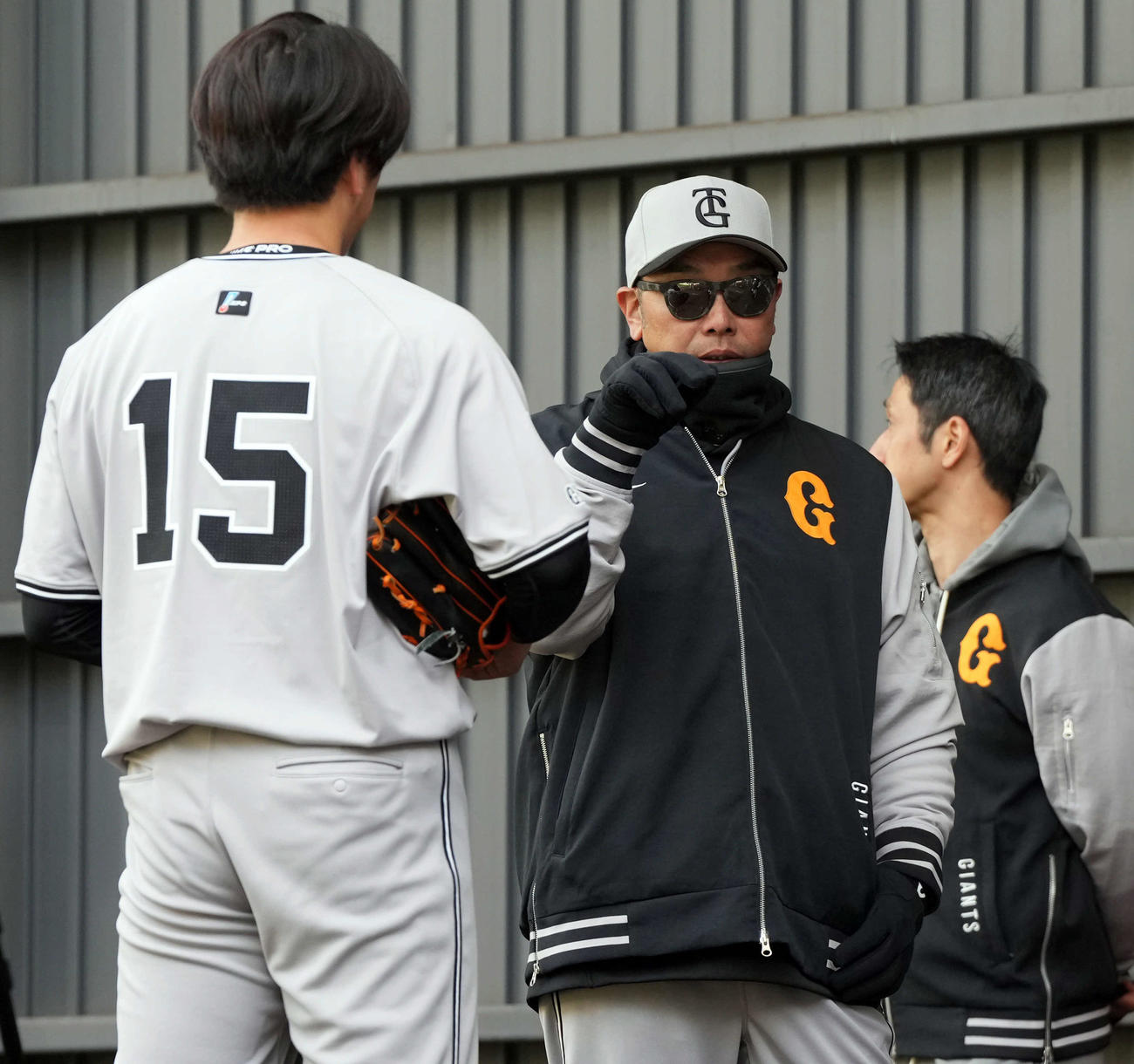 大勢にアドバイスする巨人阿部監督（撮影・たえ見朱実）