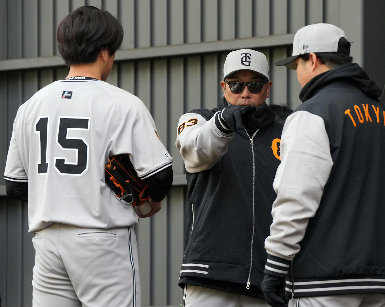 大勢にアドバイスする巨人阿部監督（撮影・たえ見朱実）