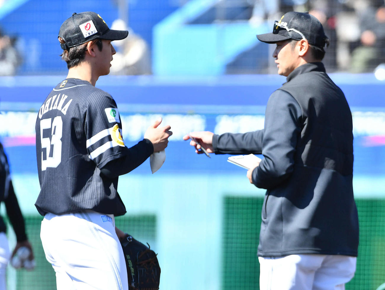 フリー打撃での登板を終え、中田コーチ（右）と話すソフトバンク大山（撮影・岩下翔太）