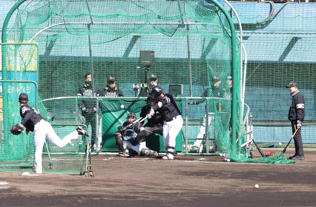 打撃投手として登板した大山凌の球を打つリチャード、右は王球団会長（撮影・梅根麻紀）