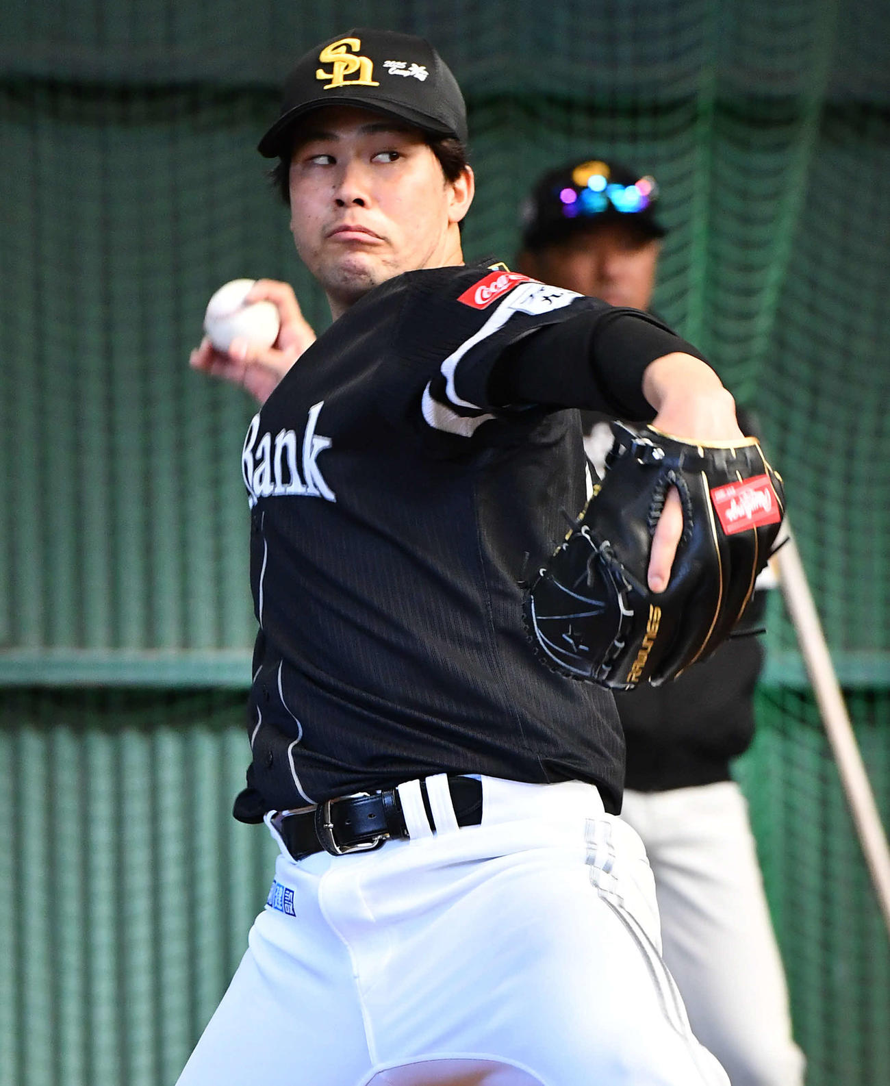 ブルペンで投げ込むソフトバンク藤井（撮影・岩下翔太）