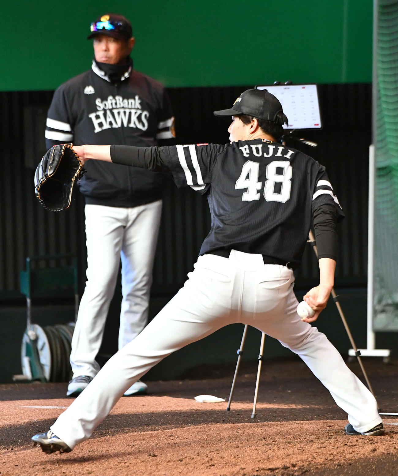 ブルペンで小久保監督（左）が見守る前で投げ込むソフトバンク藤井（撮影・岩下翔太）