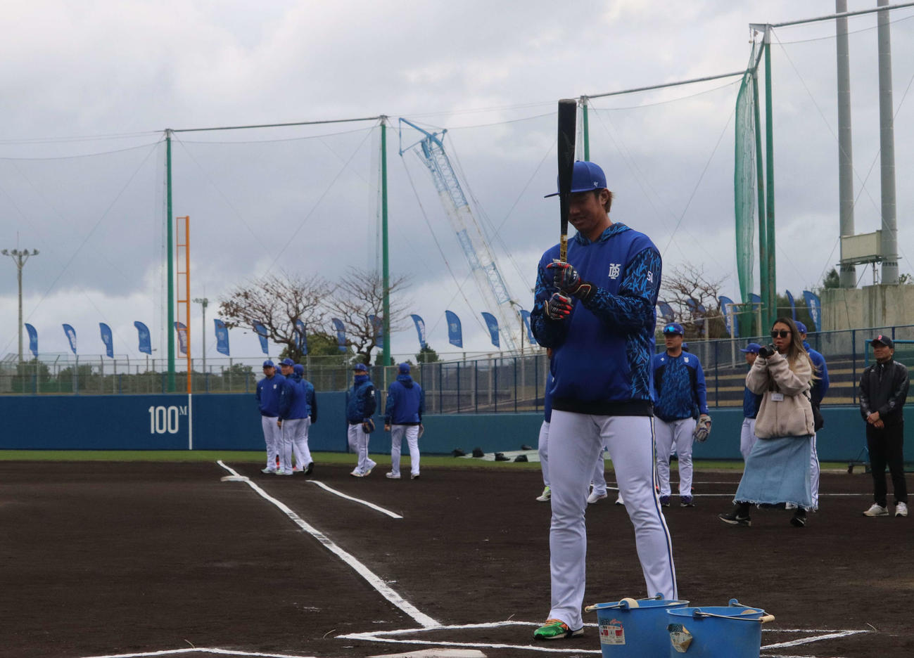 野球教室で子どもたちを教えるDeNA梶原（撮影・小早川宗一郎）