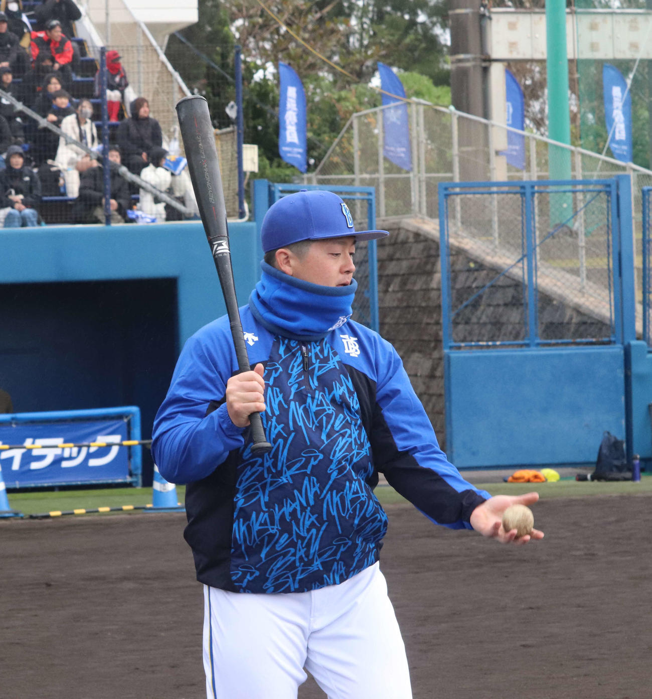 野球教室で子どもたちを教えるDeNA牧（撮影・小早川宗一郎）