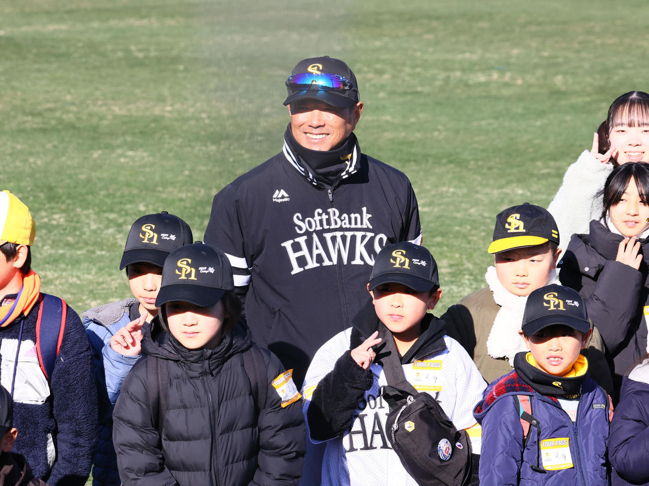 子どもたちに優しい笑顔を向ける小久保監督（撮影・梅根麻紀）