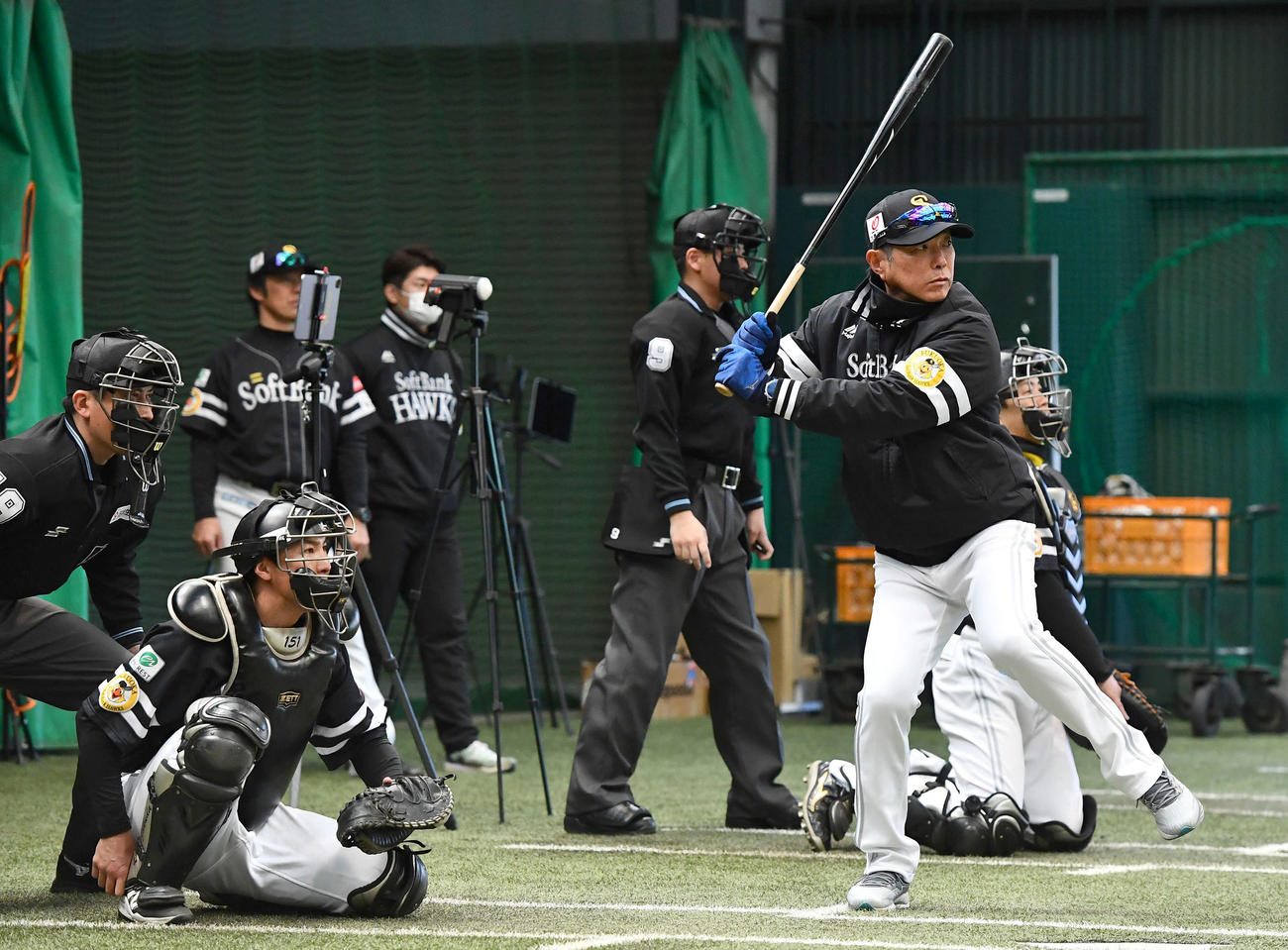 ブルペンで前田純が投球する打席に立つソフトバンク小久保監督（撮影・岩下翔太）
