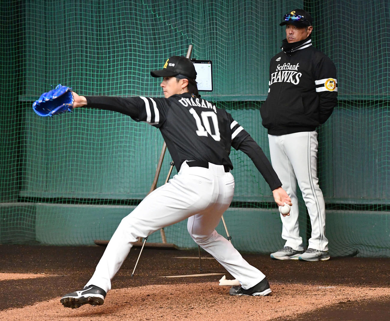 ブルペンで投球する上沢（左）を見つめるソフトバンク小久保監督（撮影・岩下翔太）
