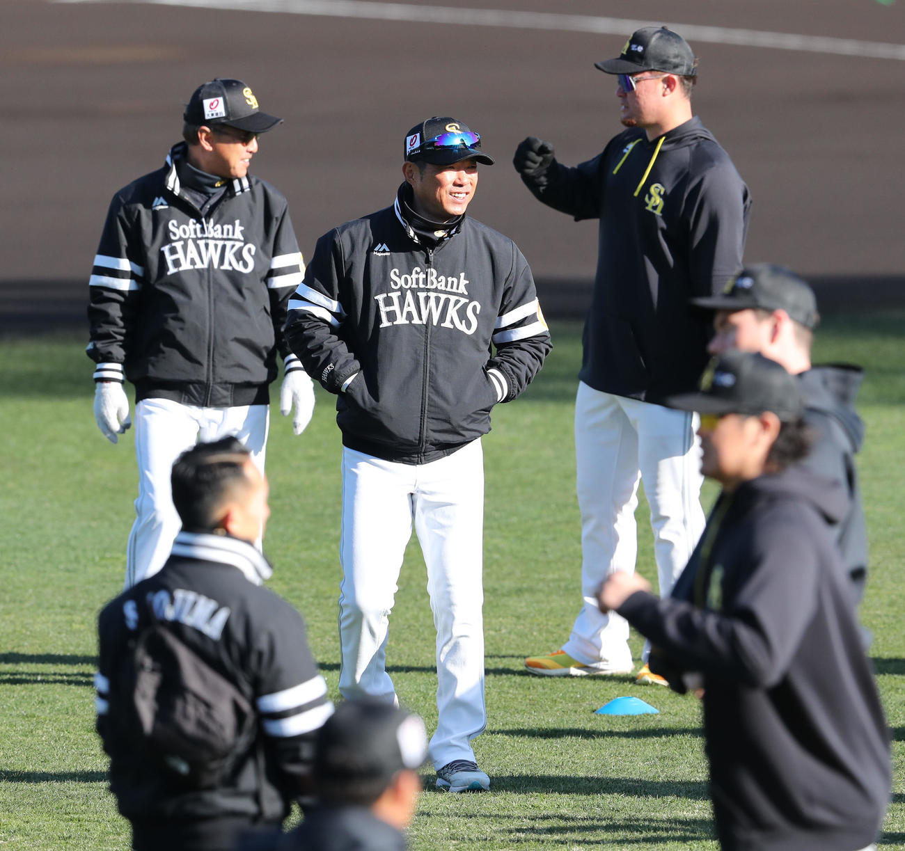 練習前、ナインに声をかけながらグラウンドを歩く小久保監督（撮影・梅根麻紀）
