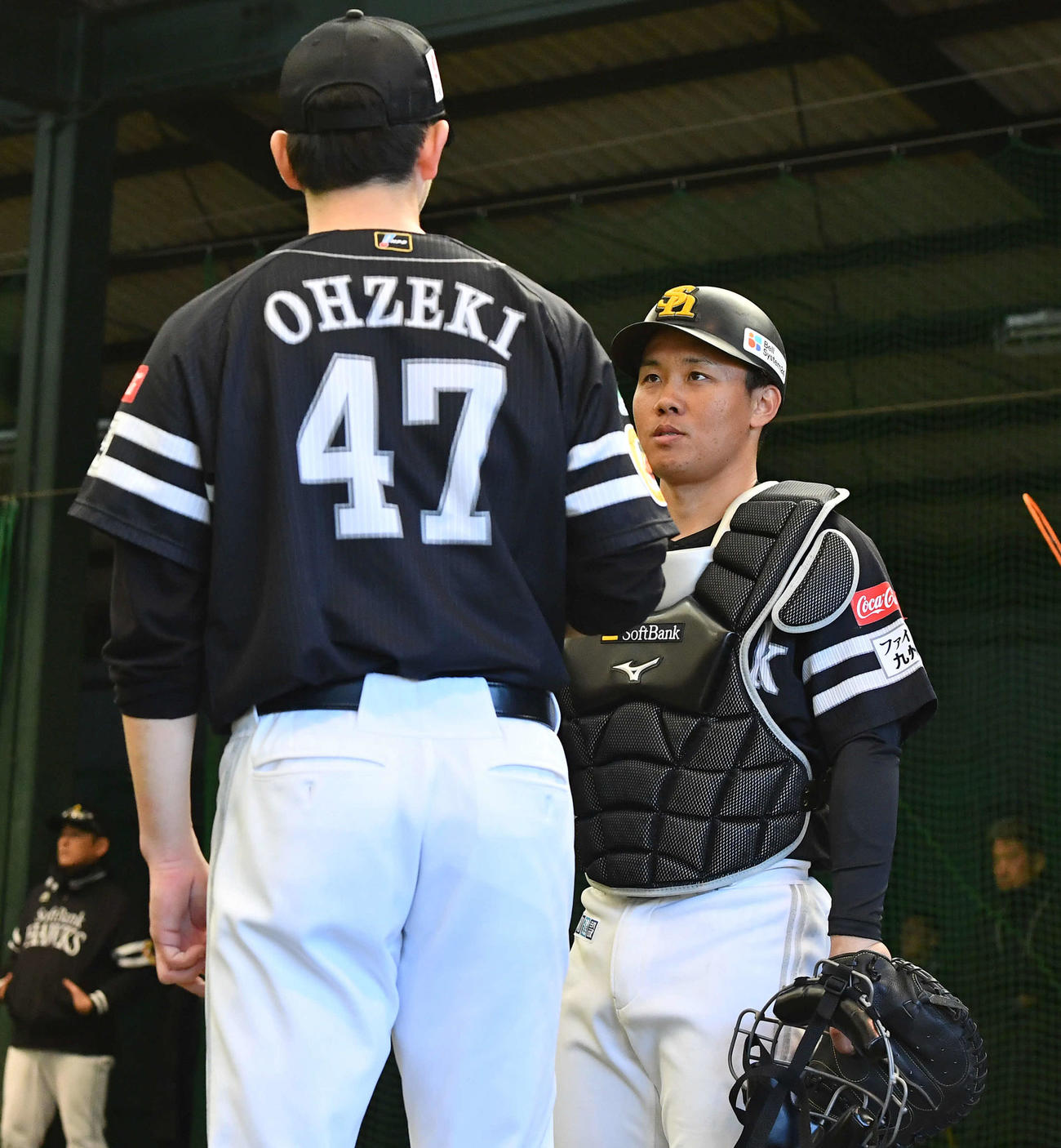 ブルペンで投球を終えた大関（左）と話し合うソフトバンク海野（撮影・岩下翔太）