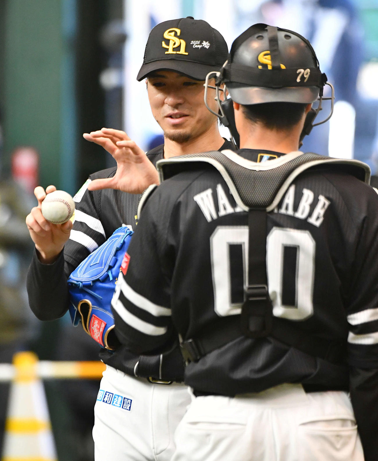 ブルペンで投球を終えたソフトバンク上沢（左）は捕手の渡辺と話し合う（撮影・岩下翔太）
