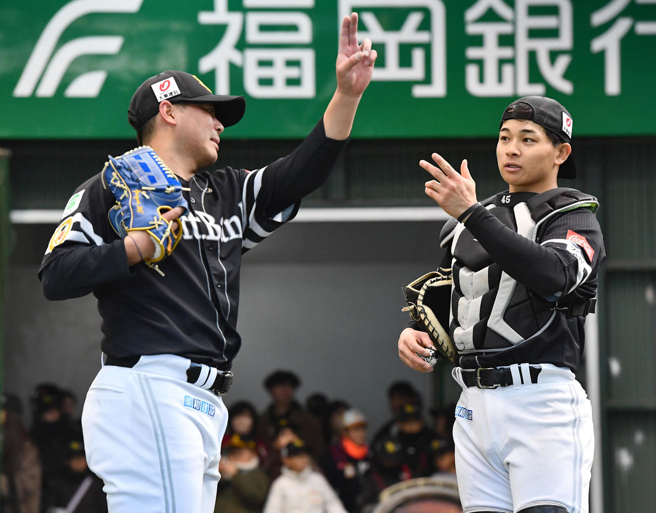 ブルペンで投球を終えた浜口（左）と話し合うソフトバンク谷川原（撮影・岩下翔太）