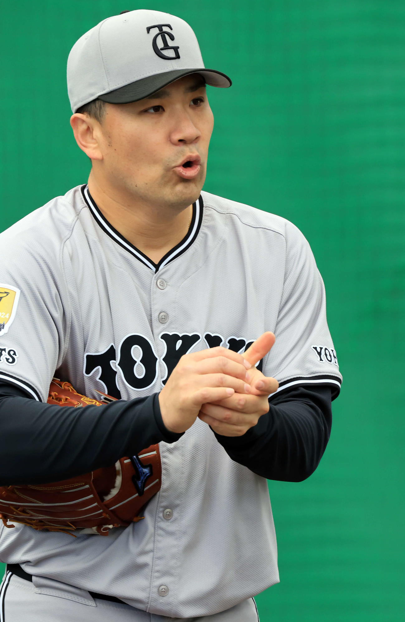 キャンプ8日目、ブルペン投球前、息を吐く巨人田中将（撮影・浅見桂子）
