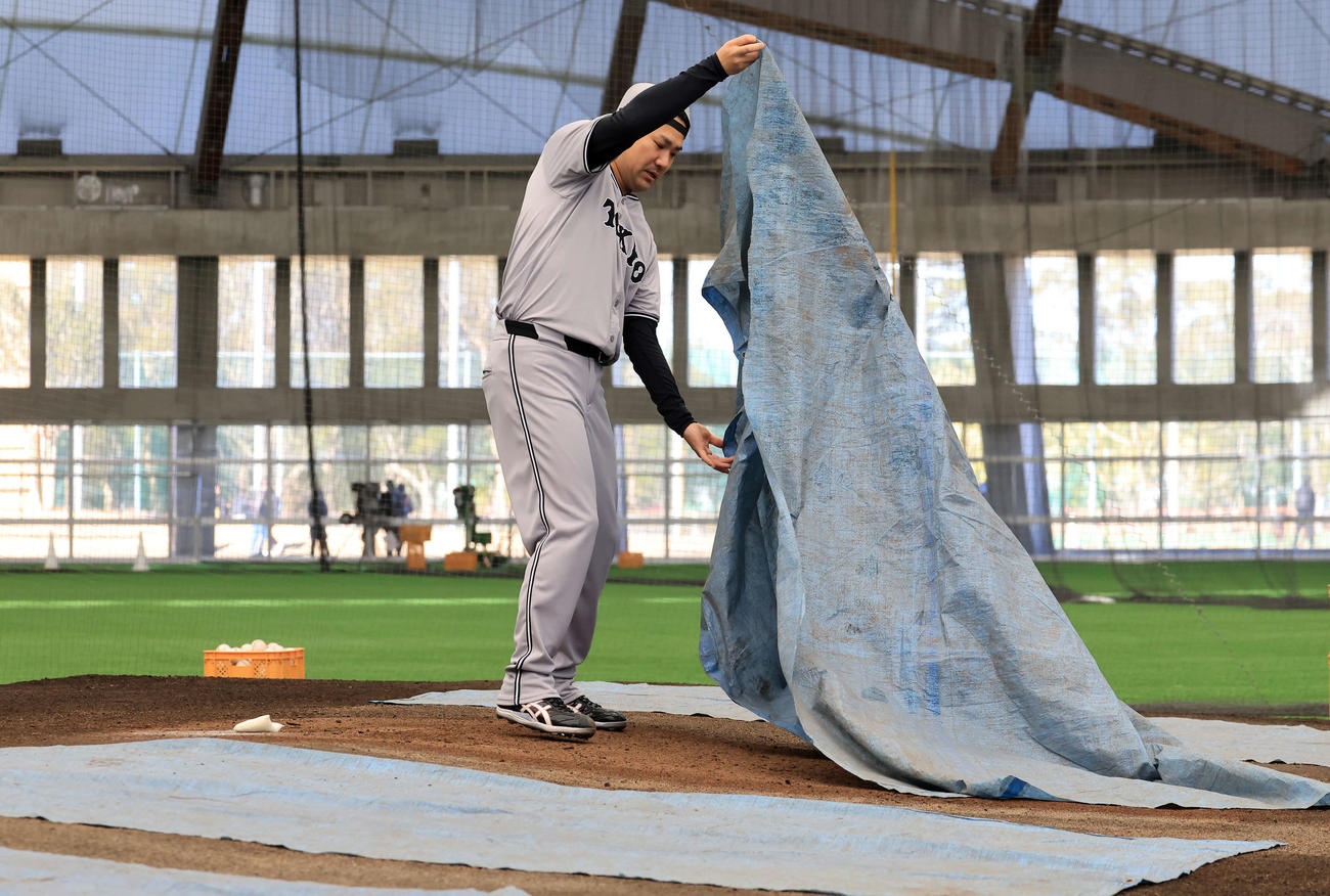 キャンプ8日目、ブルペン投球後、シートをかける巨人田中将（撮影・浅見桂子）