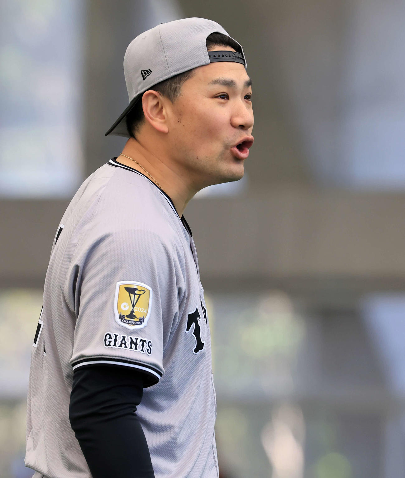 キャンプ8日目、ブルペン投球後、報道陣に質問する巨人田中将（撮影・浅見桂子）