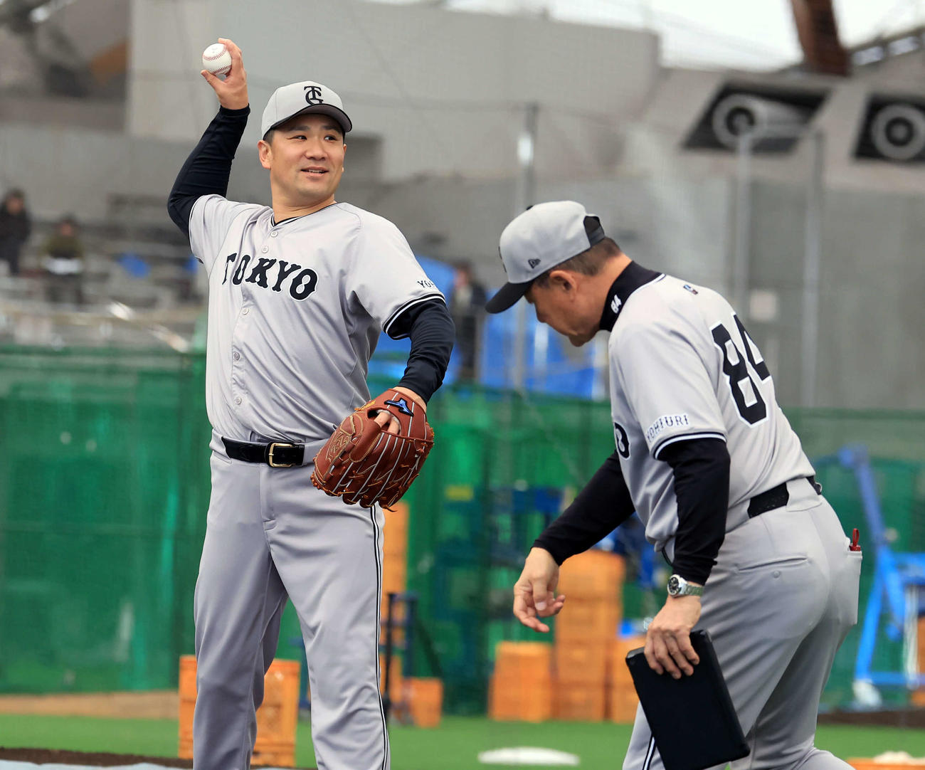 キャンプ8日目、ブルペン投球後、巨人久保コーチ（右）と動作確認するする田中将（撮影・浅見桂子）