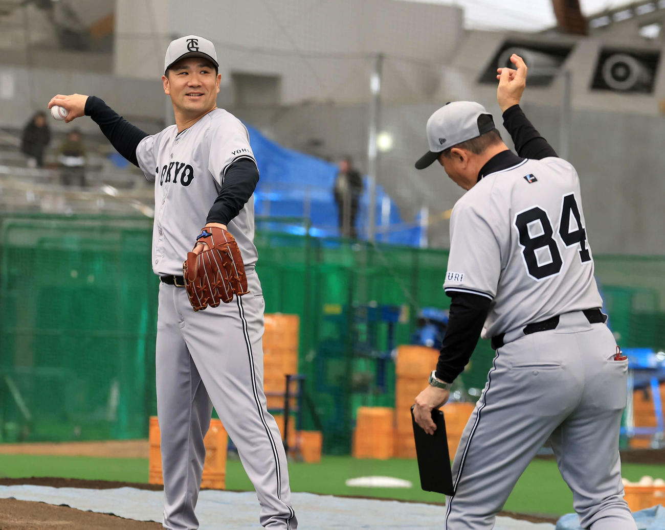 キャンプ8日目、ブルペン投球後、巨人久保コーチ（右）と動作確認するする田中将（撮影・浅見桂子）
