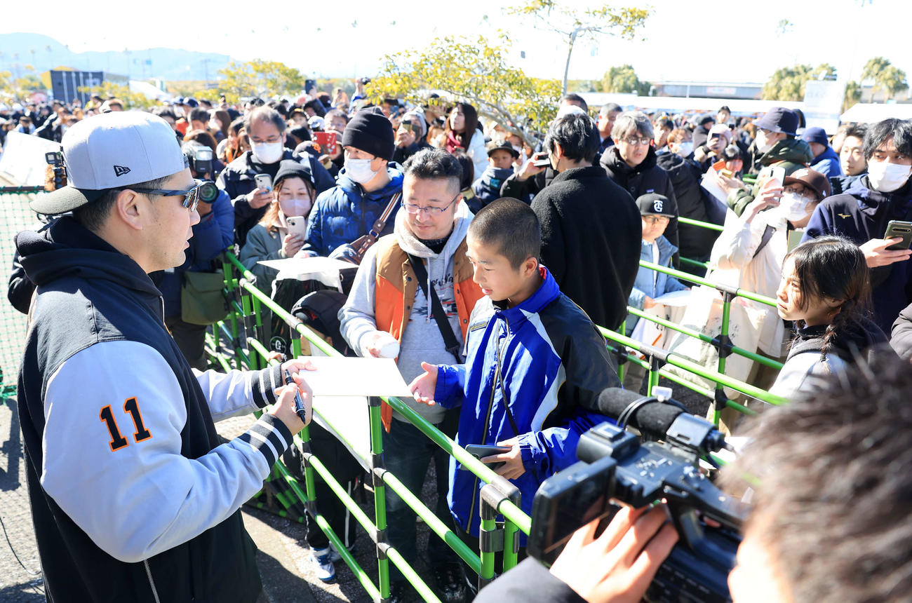 キャンプ8日目、サイン会で大勢のファンにサインする巨人田中将（撮影・浅見桂子）