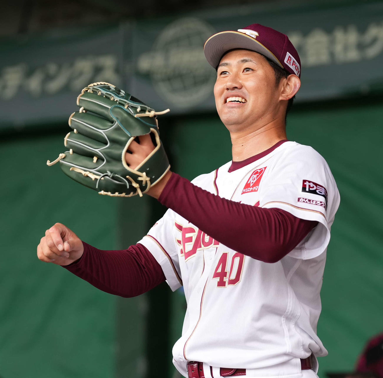 ブルペンで笑顔の楽天江原（撮影・鈴木みどり）