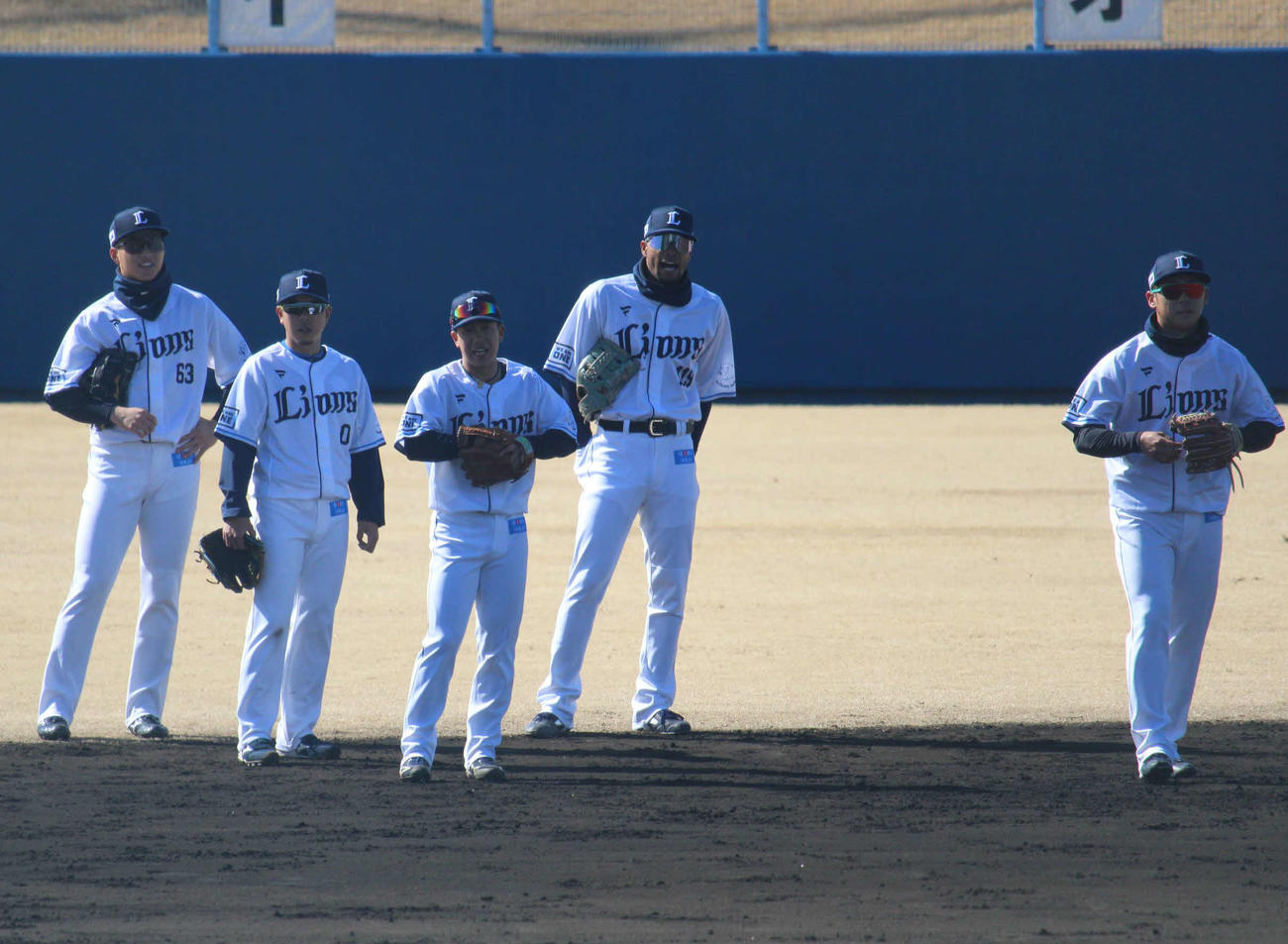 内野ノック中に二塁後方で声を出すモンテル（右から2人目）ら西武外野陣（撮影・金子真仁）