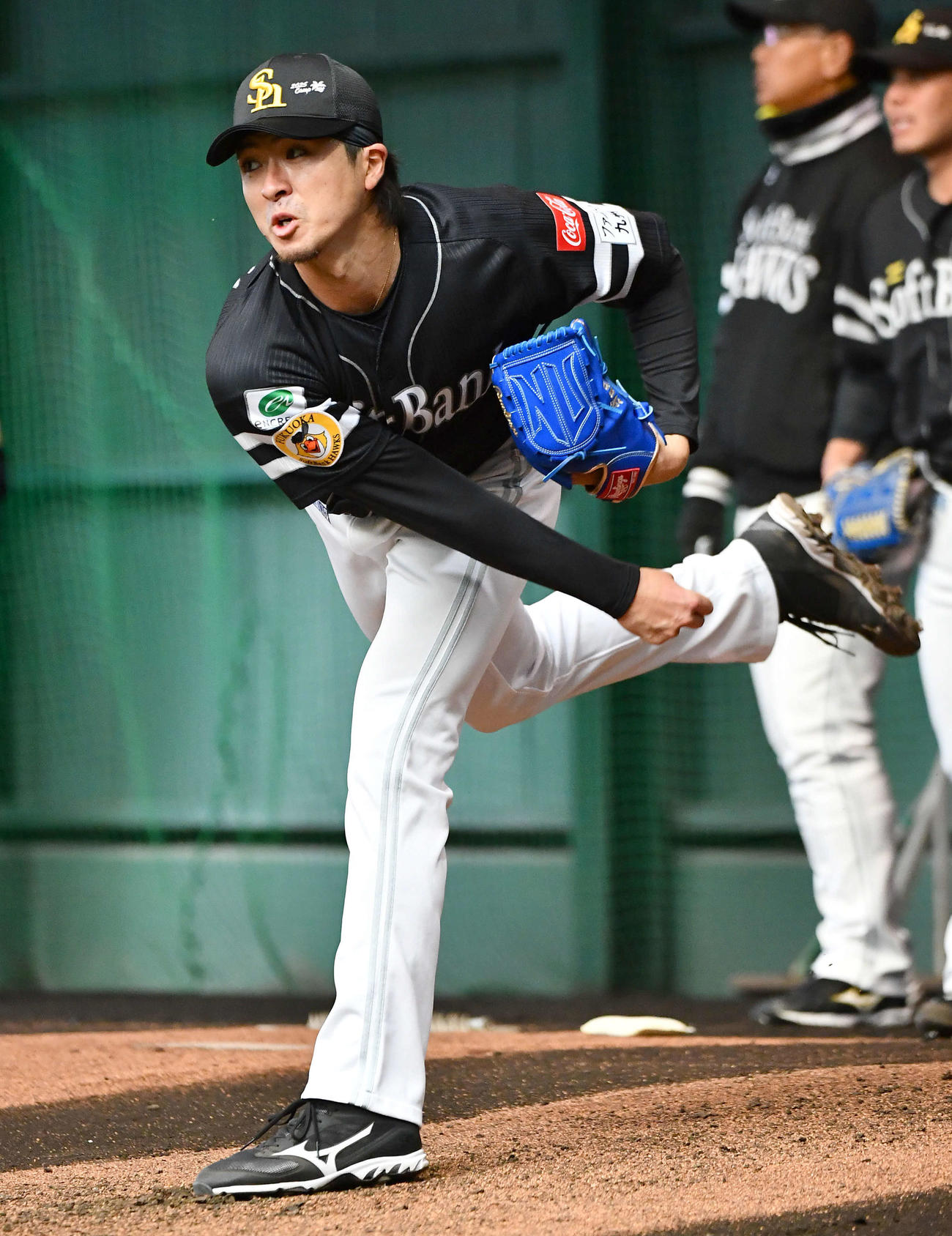 ブルペンで投げ込むソフトバンク上沢（撮影・岩下翔太）