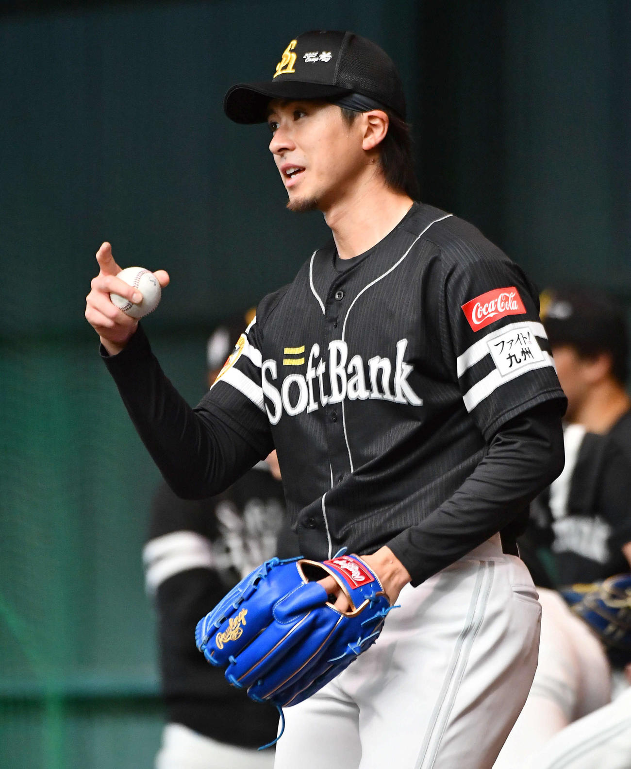 ブルペンで話すソフトバンク上沢（撮影・岩下翔太）