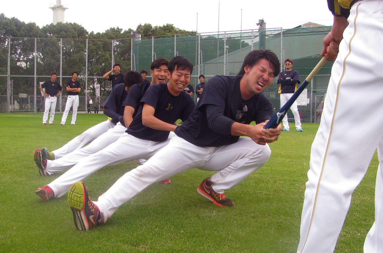 15年、オリックス秋季キャンプでフォークダンスに悲鳴を上げる選手たち