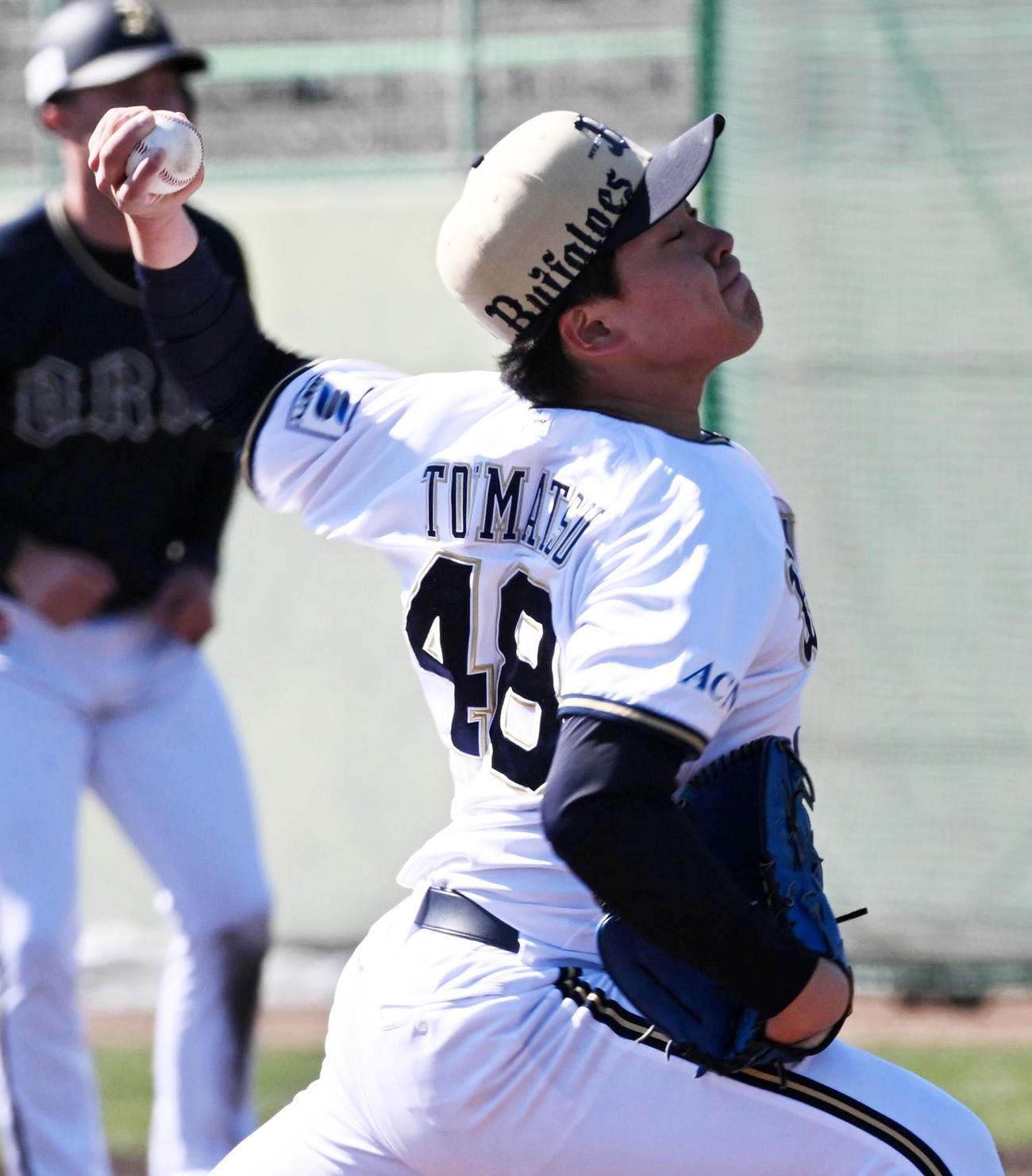 ライブBPで投球するオリックス東松（撮影・前岡正明）