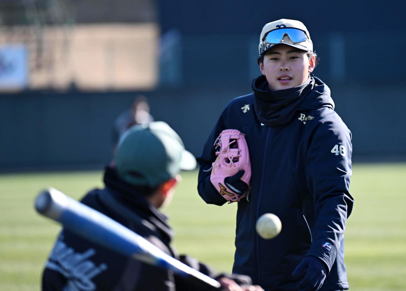 野球教室でトスをするオリックス東松（撮影・前岡正明）