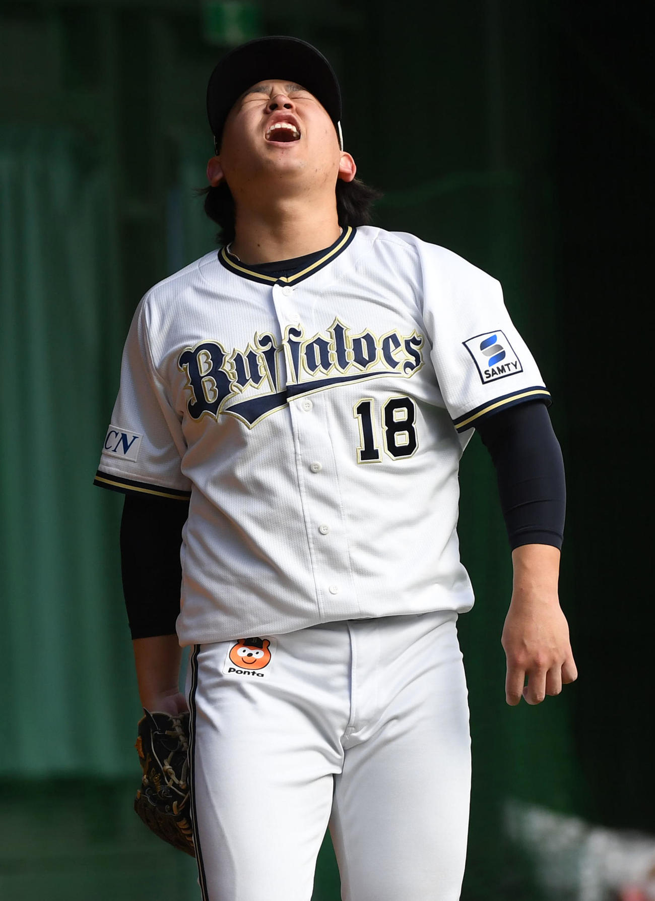 ブルペンで投球練習を行うオリックス宮城は天を見上げる（撮影・前岡正明）