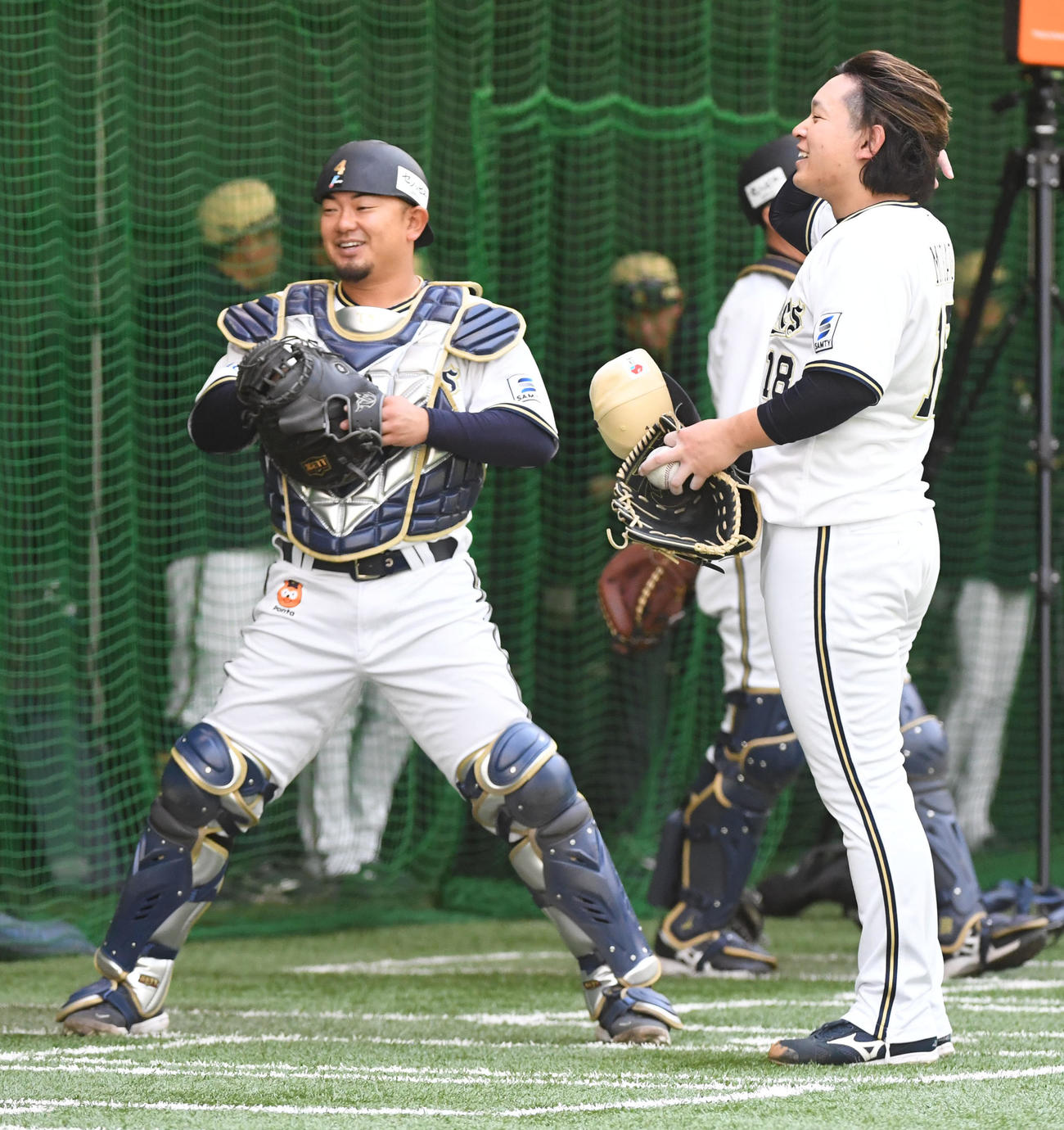 ブルペンで投球練習を行ったオリックス宮城（右）は森と笑顔で話す（撮影・前岡正明）