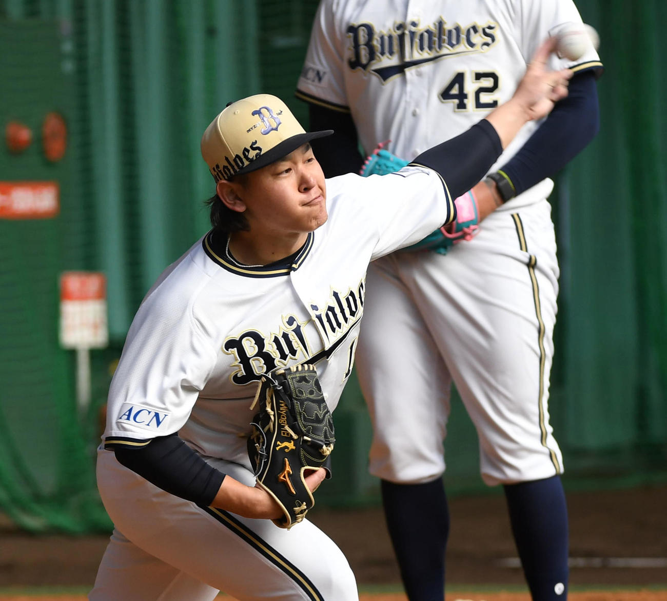 ブルペンで投球練習を行うオリックス宮城（撮影・前岡正明）