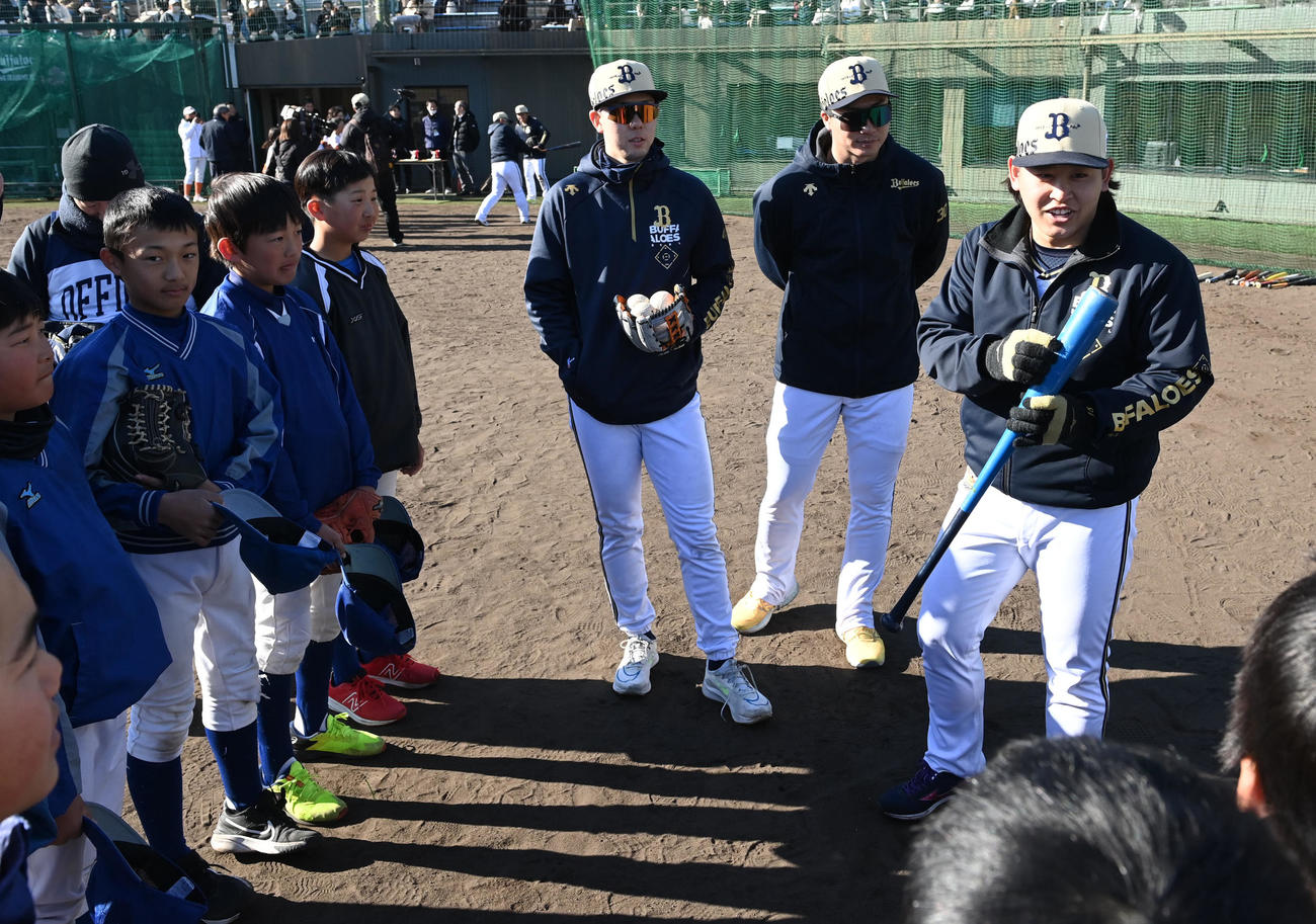 野球教室でアドバイスをするオリックス宮城（撮影・前岡正明）